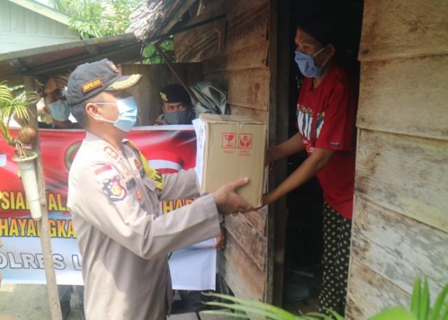 Polres Lingga Bagikan Puluhan Paket Sembako untuk Warga Kurang Mampu