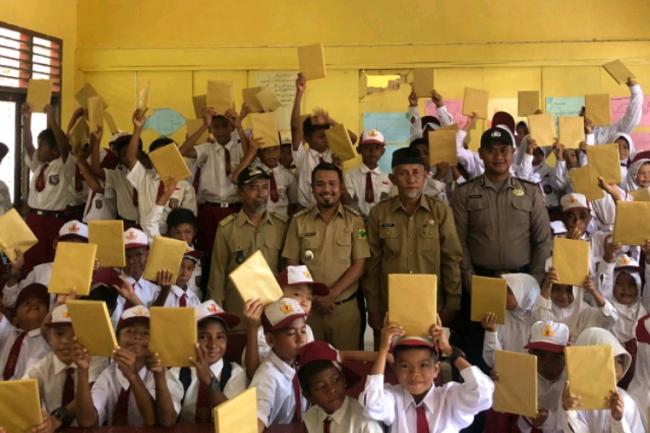 Camat Katang Bagikan Buku, Sound System Hingga Kursi Roda di Pulau Medang