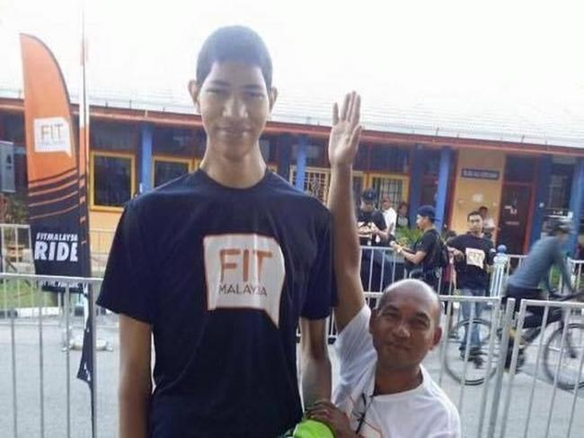 Kisah Manusia Tertinggi di Malaysia, Ternyata Hidupnya Seperti Ini