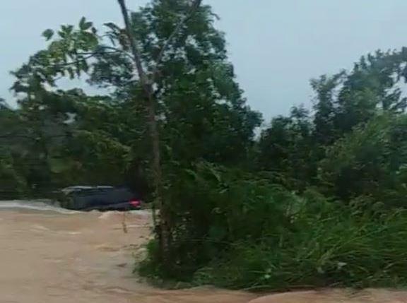Honda Mobilio Terseret Derasnya Banjir di Bintan