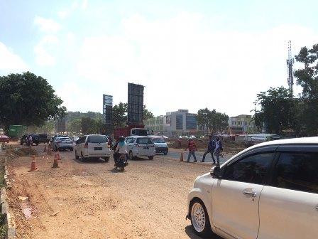 Debu Proyek Bangunan Pelintas Jalan Tiban Princess Bikin Warga Kelabakan