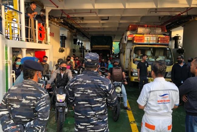 Cegah Peredaran Narkoba-Miras di Lingga, Lanal Dabo Razia Kapal Roro