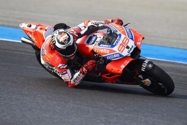 Valentino Rossi Tabrak Jorge Lorenzo dengan Kecepatan Tinggi