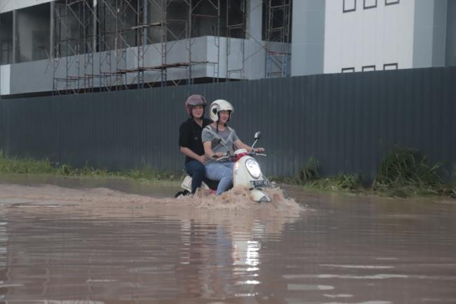 Jalanan Batam Banjir Tiap Hujan, Pemotor: Kami Rasa Main Jetski