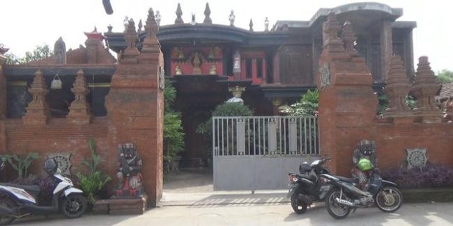 Rumah Mewah Kades yang Tidur Bergelimang Uang Ala Majapahit