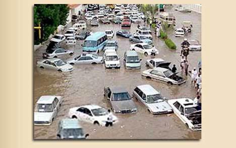 6 Cara Kendarai Mobil Melewati Banjir