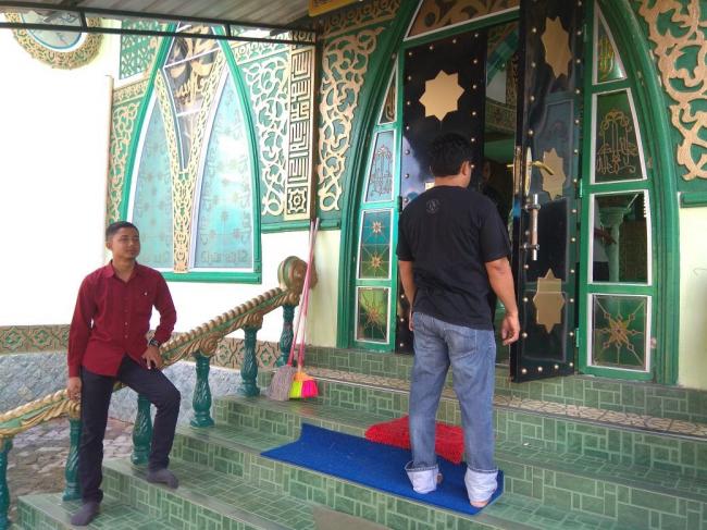 Pecah Kaca Masjid, Aksi Maling Ini Bikin Jengkel
