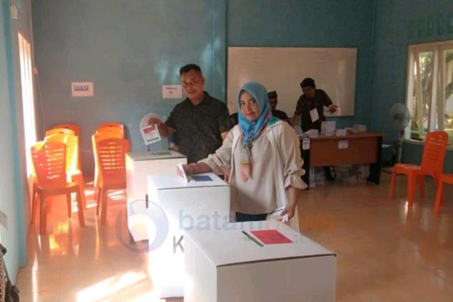 Nyoblos di Kampung Halaman, Wabup Lingga Butuh 5 Menit untuk 5 Surat Suara