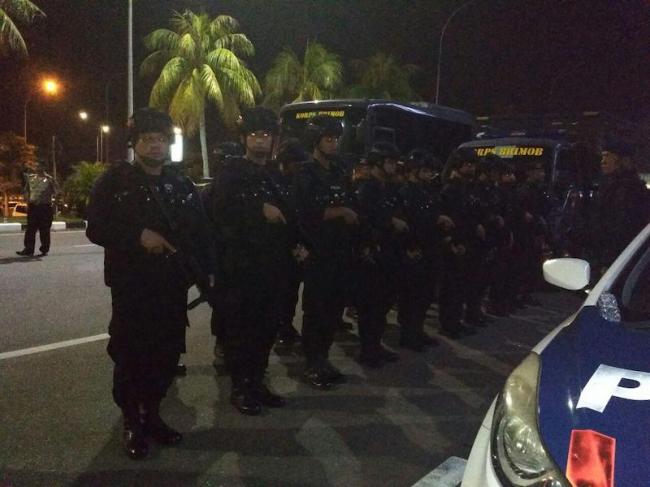 Polisi Siapkan Gas Air Mata Bubarkan Massa di Bandara Hang Nadim 