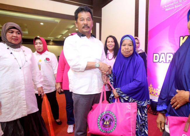 Sebanyak 540 Lansia Medapat Bingkisan dari Pemko Batam 