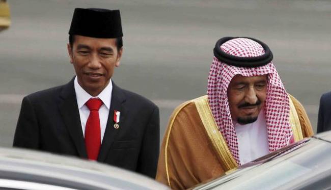  Hujan Deras Tak Surutkan Ribuan Warga Bogor Sambut Raja Arab