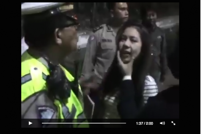 [VIDEO] Heboh! Seorang Wanita Cantik Kecelakaan. Serang Polisi, Diduga dalam Kondisi Teler Berat 