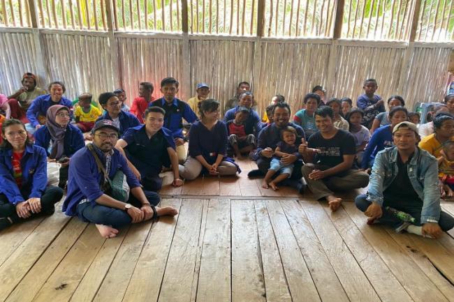 Camat Katang Bidare dan RSA dr Lie Kunjungi Suku Laut Pulau Tereh