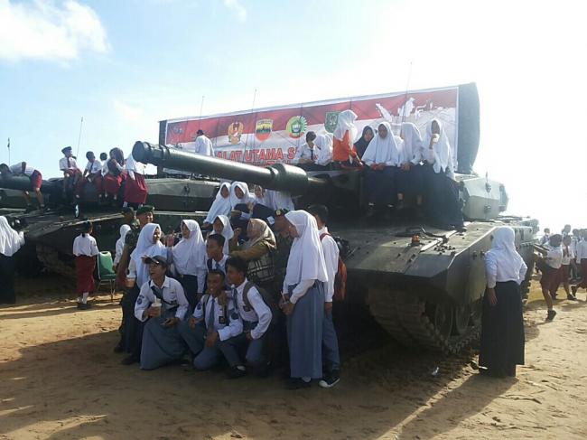Warga Berebut Naik Kendaraan Tempur TNI di Natuna