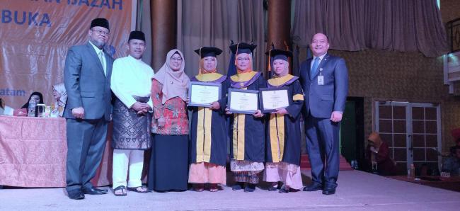 Wisuda UT: Wisuda di Usia 49 Tahun, Saya seperti Mimpi