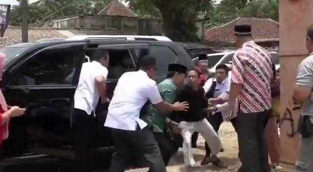 Terekam Jelas Detik-detik Wiranto Ditikam