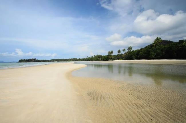 Disparpora Lingga Segera Benahi Sarpras Wisata Pantai Pasir Panjang 