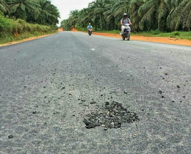 Belum Setahun Diaspal Jalan Lintas Timur Sudah Berlubang