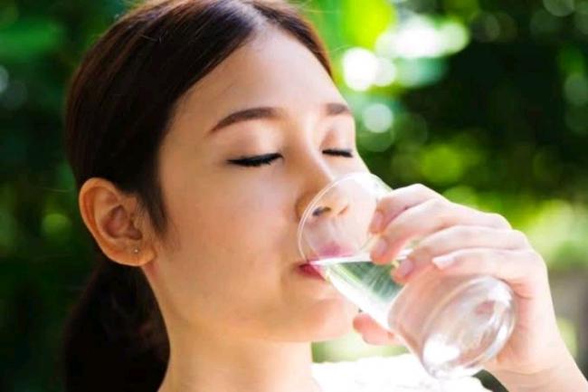 Empat Manfaat Minum Dua Gelas Air Putih Setelah Bangun Tidur
