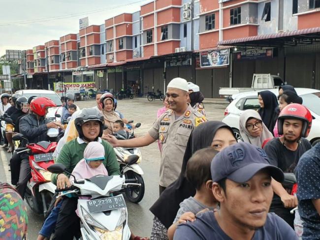 Bagikan Takjil ke Warga, Kapolres Bintan: Semoga Membantu