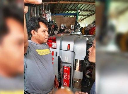 Ambulans Pelat Merah Seruduk Bengkel Motor di Punggur, Dua Orang Dikabarkan Tewas