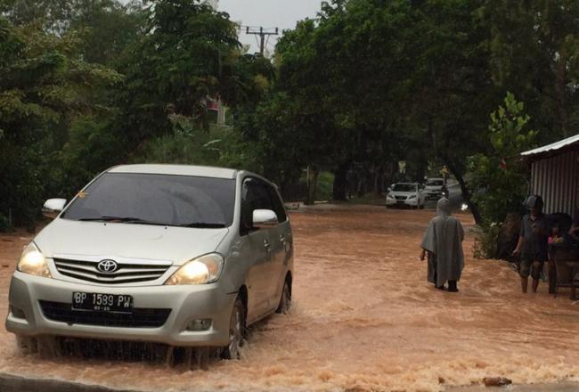 Diguyur Hujan 3 Jam, Jalan RHF Kilometer 8 Atas Tanjungpinang Banjir
