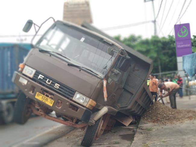 Muatan Koral Berserak Bikin Macet, Gara-gara Tumiran Salah Parkir