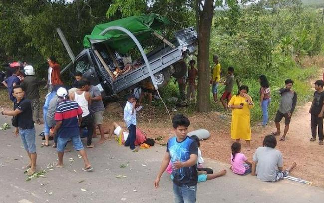 Mobil Pick Up Angkut 15 Penumpang Kecelakaan di Barelang hingga Tersangkut di Pohon 