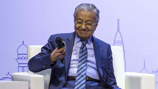Mahathir Mimisan Saat Konferensi Pers, Dievakuasi Ajudan 