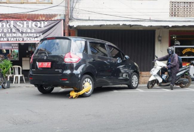 Parkir Sembarangan, Dua Mobil Dinas di Tanjungpinang Digembok Dishub