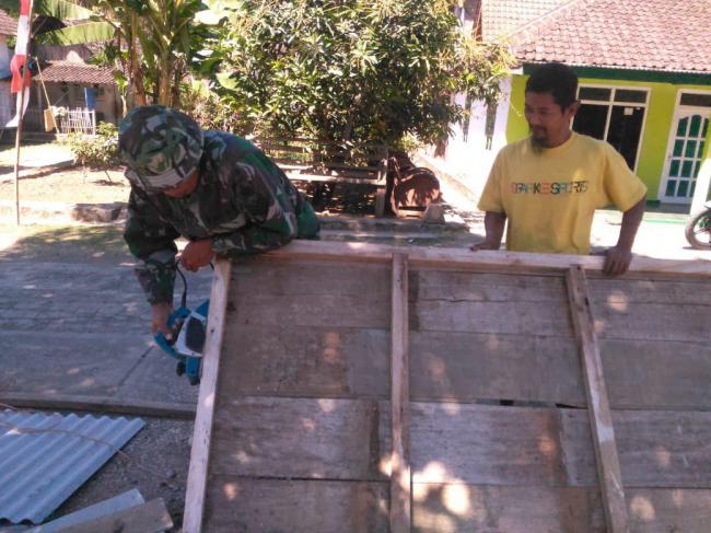Pintu Tambahan untuk Rumah Joyokusumo oleh Satgas TMMD