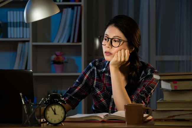 Sering Begadang Bikin Gampang Jerawatan, Mitos Atau Fakta? 