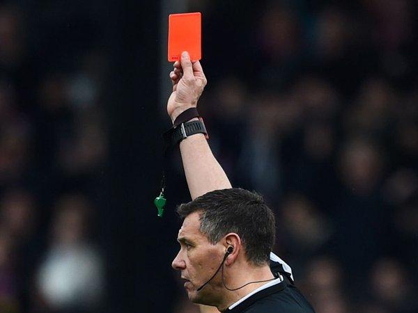Terkini di Liga Inggris, Pemain Batuk Bisa Dikartu Merah