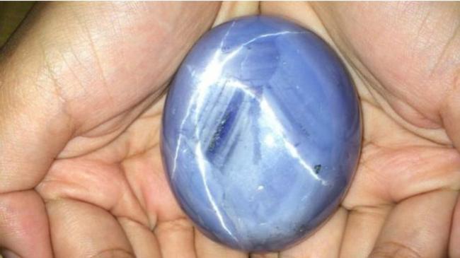 Batu Safir Biru Terbesar Bernilai Rp 2,4 Triliun Ditemukan!
