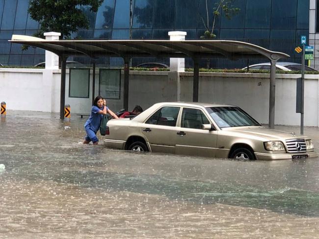 Sejumlah Wilayah Singapura Diterjang Banjir
