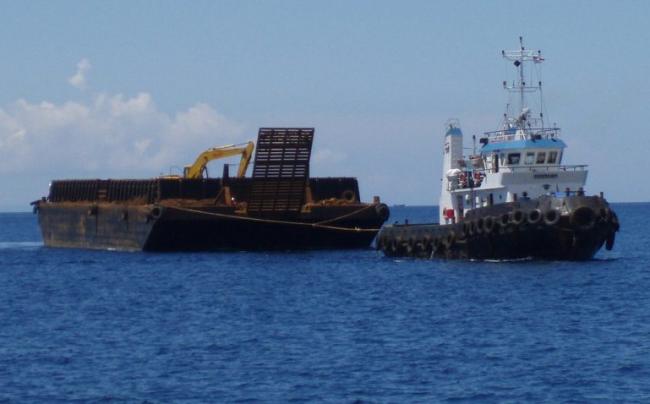 Ramp Door Tongkang Pasir Tujuan Singapura Patah Dihantam Ombak