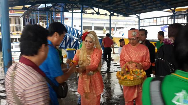 Wanita Cantik Sambut Wisatawan Asing Perdana di 2016 yang Mampir ke Karimun 
