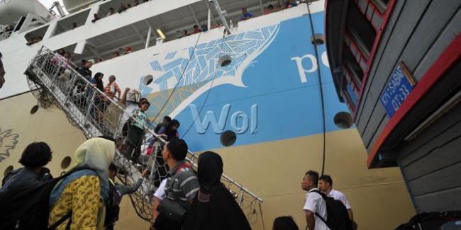 Papan Palka Patah, Tujuh Calon Penumpang Pelni Jatuh 