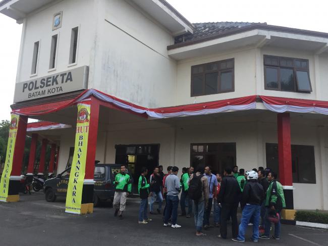 Puluhan Driver Gojek Datangi Polsek Batam Kota, Ada Apa?
