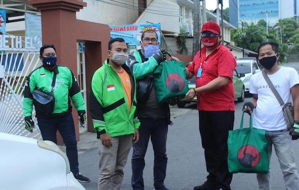 Kader PDI Perjuangan Tanjungpinang Bagi-bagi Sembako