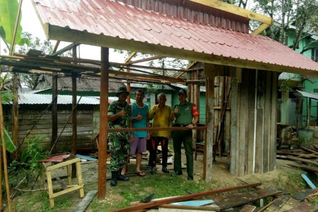 Koramil Daik Bantu Warga Bangun Kedai