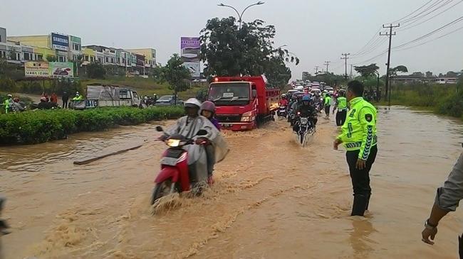 Hujan Lebat Guyur Batam, Jalan Raya Tembesi Kebanjiran 