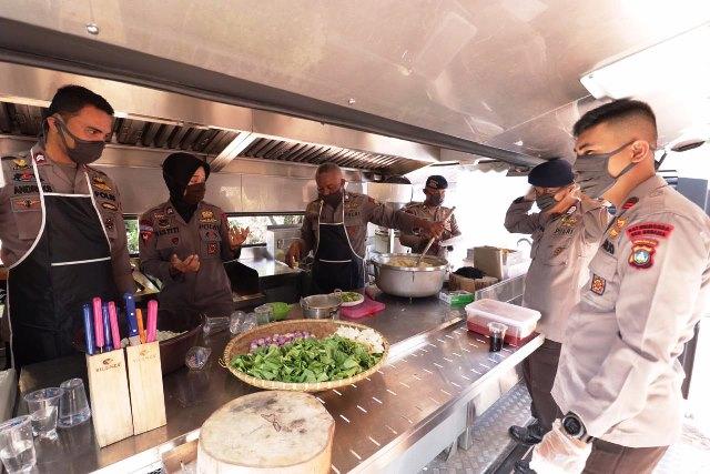 Polri-TNI Buka Dapur Umum di Batuaji, Sediakan Makan Gratis untuk Warga