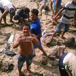 Duh, Uang Warisan Ribuan Dollar Singapura Tak Sengaja Dibuang ke Pantai Lingga