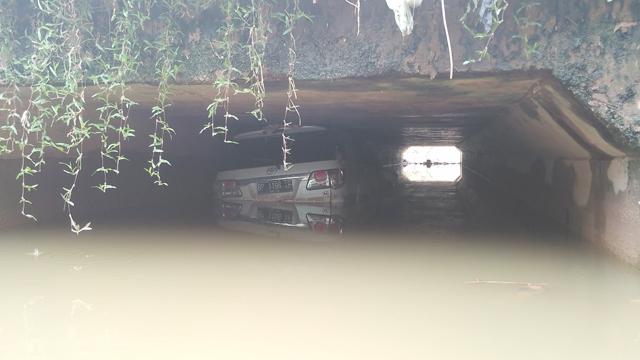 Terungkap, Begini Cerita Toyota Fortuner "Terdampar" Dalam Gorong-gorong