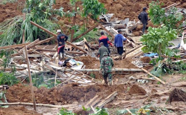 Longsor Timbun Sebuah Kampung di Sukabumi