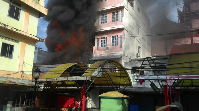 [BREAKINGNEWS] Penginapan Harmoni Pasar Malam Karimun Nyaris Ludes Terbakar