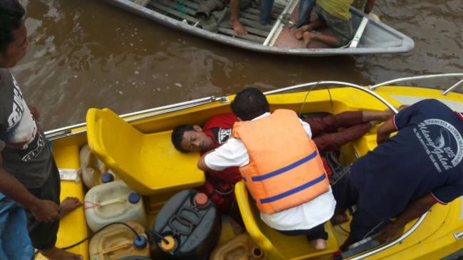 Foto-foto Evakuasi Korban Speed Boat dari Tanjung Batu Terbalik Dihantam Bono 