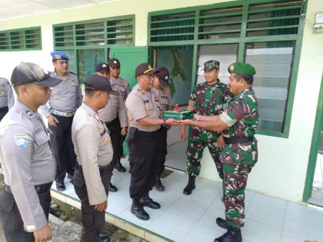 Polsek Daik Beri Koramil 05/Lingga Kejutan di HUT Ke-74 TNI