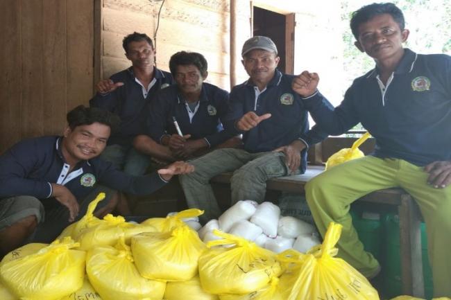 KUB Liang Buaya Bagi Sembako untuk Warga Tajur Biru Lingga